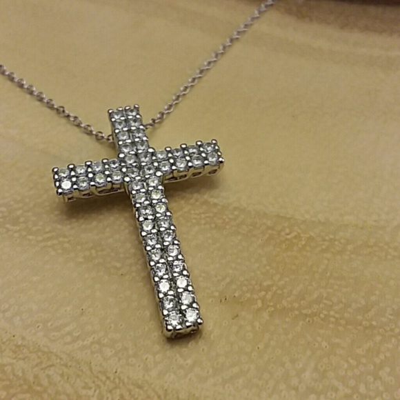 BEAUTIFUL CROSS NECKLACE - Picture 4 of 8
